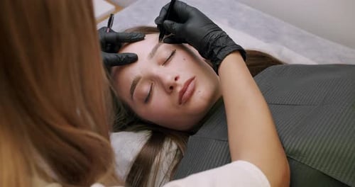The Master Makes Permanent Eyebrow Makeup with a Needle Tattoo Machine