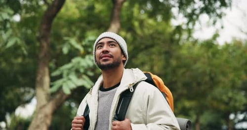 Wandern, Mann und Rucksack für Reisen, Reisen und Abenteuer im Outdoor-Urlaub