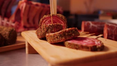 Rangez la roulade de bœuf coupée en brochettes sur une planche à découper en bois.