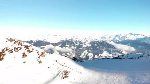 Hochzillertal - Autriche Vues aériennes des montagnes et des pistes de ski sous un ciel bleu par une journée ensoleillée. à 4k