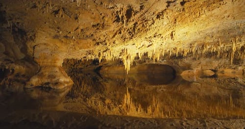 Stalakpfeife, Stalagmiten in der Höhle, Abenteuer in den Höhlen von Luray