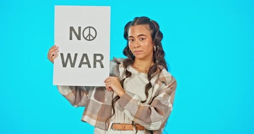 Porträt, Poster und Frieden mit einer Frau auf blauem Hintergrund im Studio, die ein Kriegsverbotsschild hält