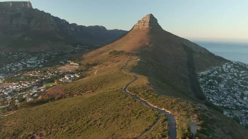 Vista aérea de la montaña y la ciudad costera