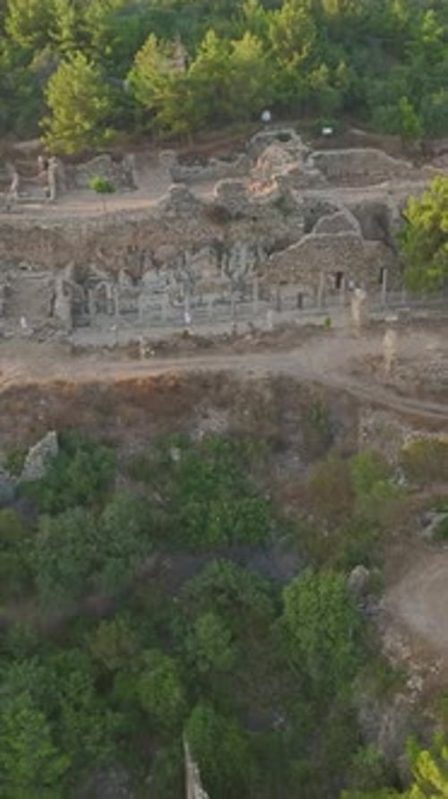 Vidéo verticale L'ancienne ville de Syedra sur la côte méditerranéenne à Alanya offre des vues panoramiques et