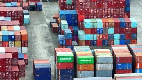 Containerwerft: Eine organisierte Fläche gestapelter Schiffscontainer.