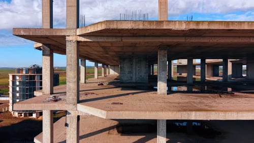 Construcción abandonada del edificio de varios pisos.