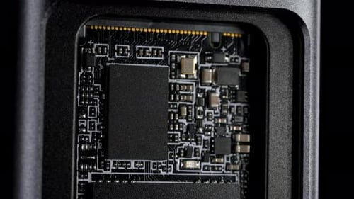 Schnelle SSD-Installation im offenen Gehäuse mit M2-Anschluss auf schwarzem Hintergrund
