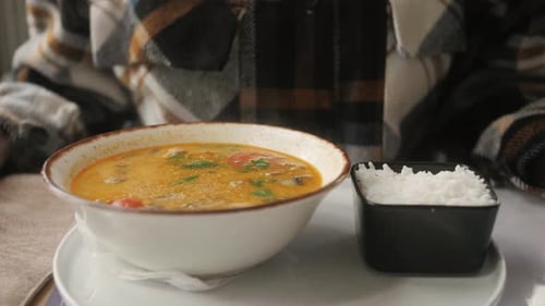 Un client dans un restaurant thaïlandais Gros plan d'une soupe thaïlandaise