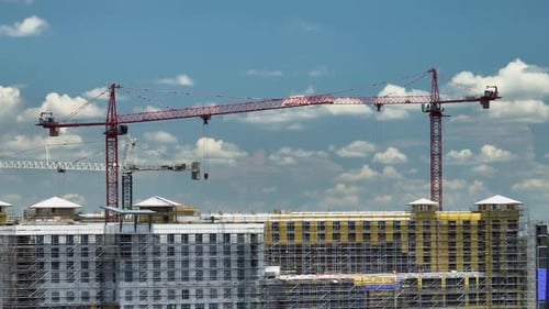 Vista aérea de grúas elevadoras de torres en el sitio de construcción de edificios de apartamentos residenciales altos