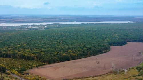 Wunderschöne Landschaft. Fantastische Aussicht auf die Natur. Hintergrund von grünem Wald, Fluss und Feldern.