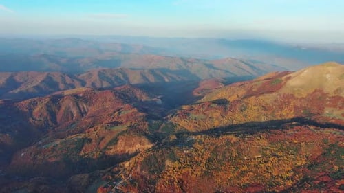 Über den Herbstwald in den Bergen fliegen