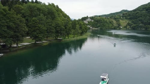 Survol Aérien De Bateaux De Loisirs Naviguant Sur Le Lac Veliko Plivsko À Jajce, Bosnie-Herzégovine