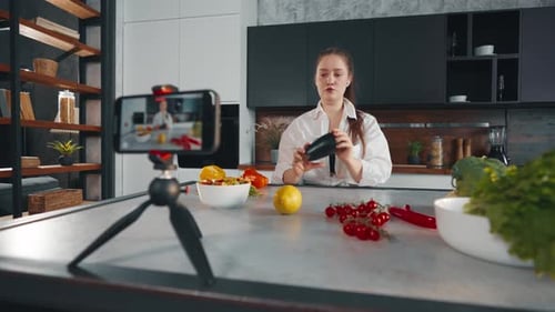 Lección en vídeo para una mujer joven sobre cocina, una chica positiva habla, grabación de una lección de vídeo, filmación de cocineros