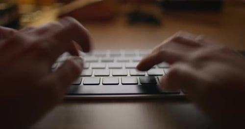 Taper sur un clavier d'ordinateur, tard au bureau, travail, entreprise, entreprise