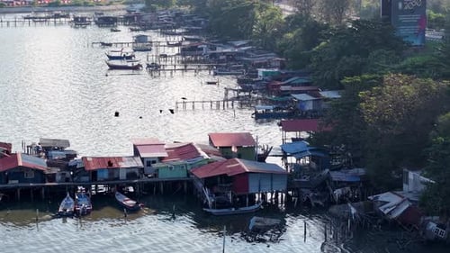 Drone de la jetée des pêcheurs côtiers de Jelutong au-dessus de l'eau