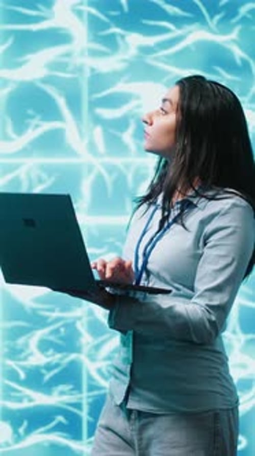 Entwickler von vertikaler Videosoftware, die Aufgaben auf einem Laptop mit künstlicher Intelligenz löst