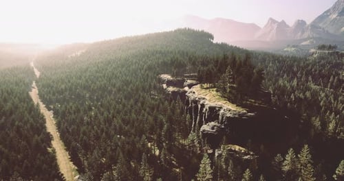 Paisagem montanhosa majestosa com florestas exuberantes e vistas amplas