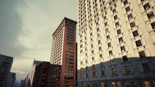 Dramáticos tonos del atardecer iluminan estructuras modernas y calles bulliciosas