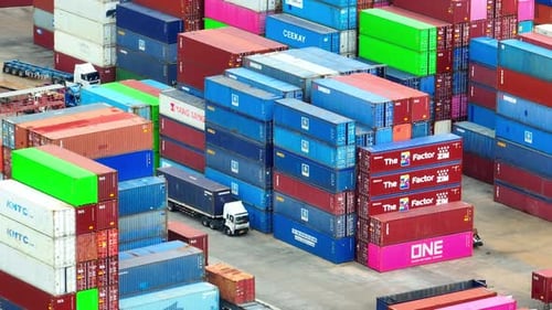 Containerwerft, organisierte Stapel von Schiffscontainern.