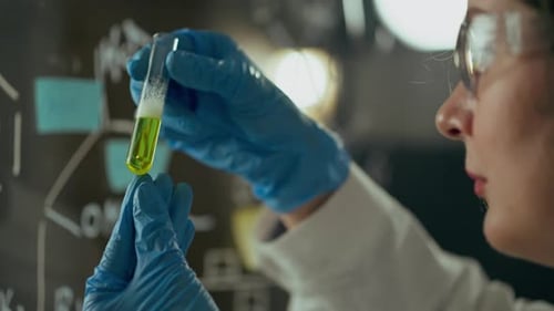 Microbiologie, chercheur tient attentivement un tube à essai avec des analyses dans un centre de test.
Général