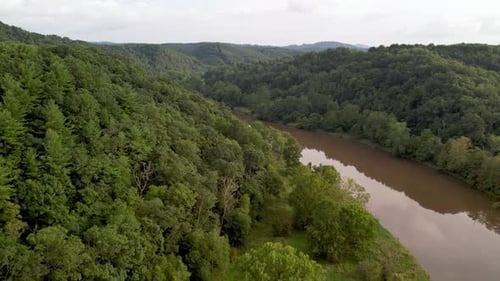 Die neue Flussantenne nach heftigen Regenfällen in der Nähe der Mündung von Wilson NC in der Nähe von Galax Virginia