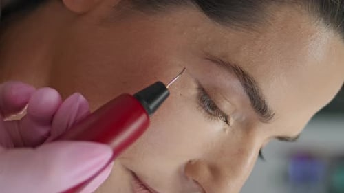 Femme recevant une procédure de rajeunissement par ultraviolets dans une clinique en gros plan vertical