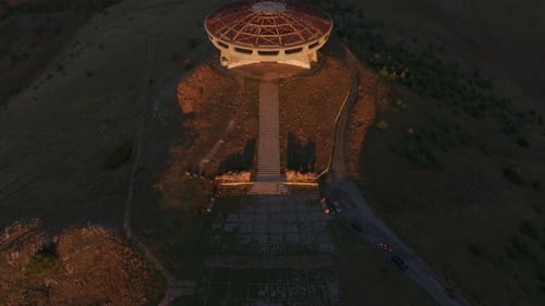 Vista aérea del monumento abandonado al amanecer, Bulgaria.