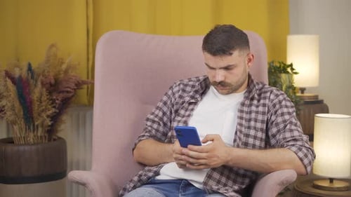 Enttäuschter Mann beim Versenden von Nachrichten.
