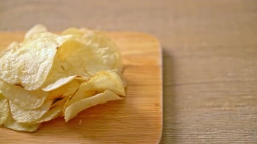 potato chips with sour cream dipping sauce