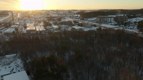 Lever de soleil hivernal sur le district de Dabrowa à Gdynia, en Pologne, projetant une lueur chaude sur la couverture neigeuse