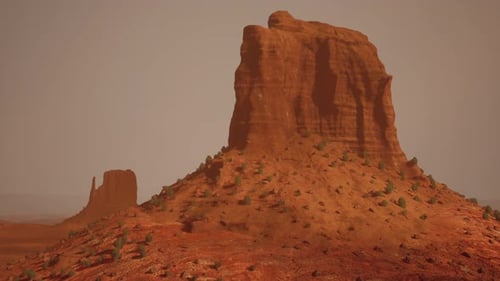 Uma grande formação rochosa no meio de um deserto