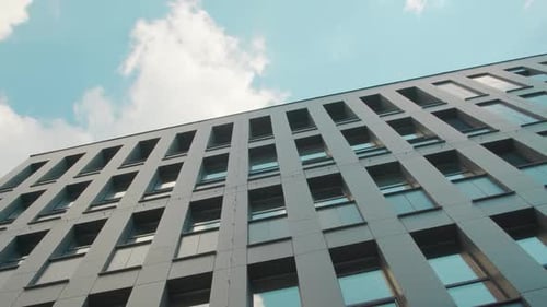 Moderne Bürogebäudearchitektur und Blick auf den Himmel aus einem niedrigen Winkel