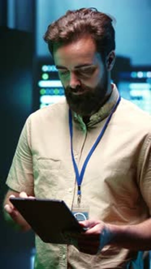 Ein Techniker für die Reparatur von Vertikalrahmen führt durch die Serverfarm-Infrastruktur