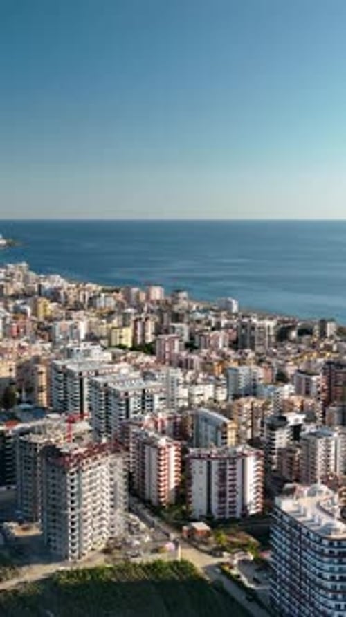 Vídeo vertical, vista aérea, obra de construcción, obra en obra