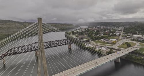 Steubenville Ohio Aerial v7 sobrevuela el río hacia el centro de la ciudad capturando vistas de la ladera, vehículo