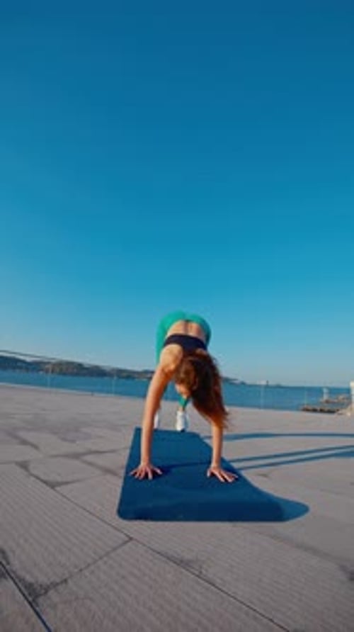 Femme en forme effectuant des exercices de burpees en plein air