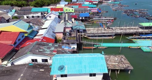 Koh Panyi-Koh Panyee, berühmtes schwimmendes Fischerdorf in der Bucht von Phang Nga, Thailand. Aufnahme aus der Luft