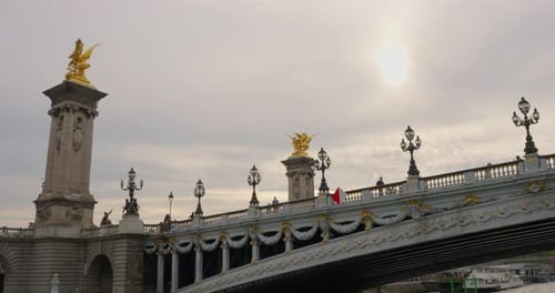 Pont sur la Seine appelé Pont Alexandre III et Grand Palais à Paris C'est une journée d'été ensoleillée
