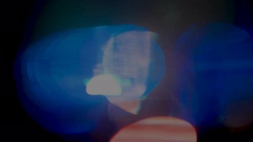 Abstraktes blaues und orangefarbenes Bokeh-Licht auf schwarzem Hintergrund