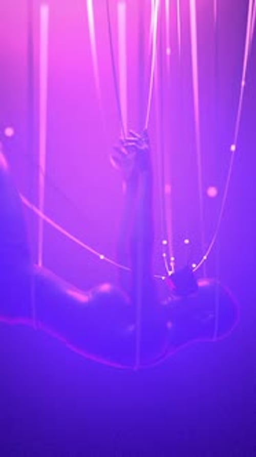 Frau mit VR-Brille hängt im Neonraum an Kabeln, Daten fließen in ihr Metaverse-Avatar-Konzept