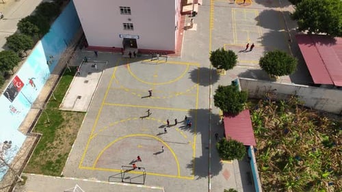 03022023 Alunos da escola primária brincando durante o intervalo no recreio do quintal na escola primária