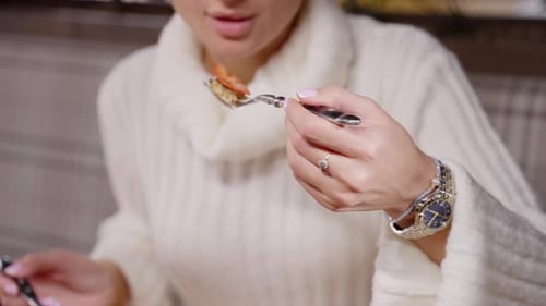 Eine Frau isst frisches gegrilltes Fischfleisch in einem Restaurant