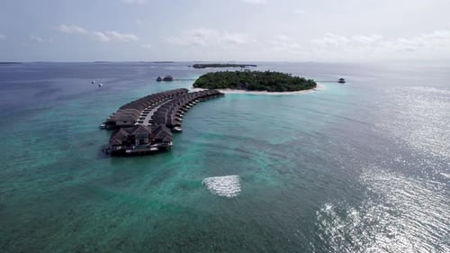 Vista superior do bangalô na água das Maldivas