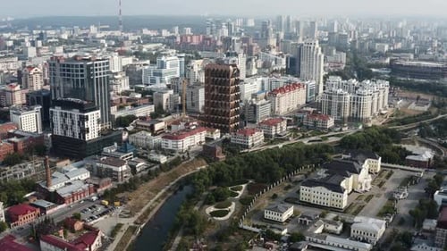 Urbane Luftaufnahme des Morgens in einer modernen Großstadt, Sommerdunst. Stock-Filmmaterial. Wunderschöne Großstadt