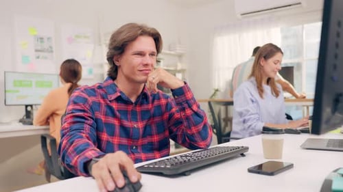 Groupe de jeunes hommes d'affaires et femmes d'affaires travaillant au bureau.