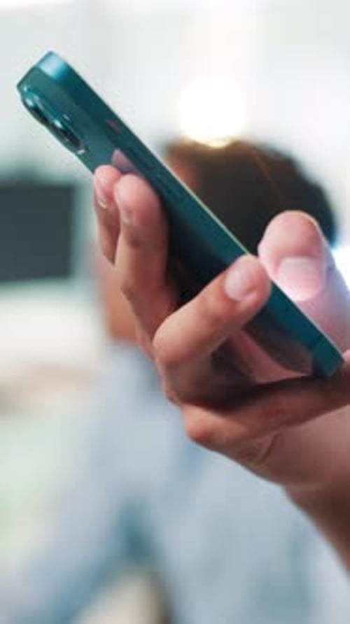 Nahaufnahme, Hände und Tippen mit dem Smartphone im Büro, am Arbeitsplatz und online zur Kommunikation