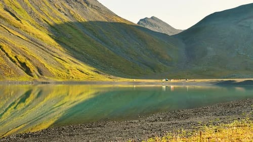 Zeitraffer von Zelten am malerischen See im Herbst