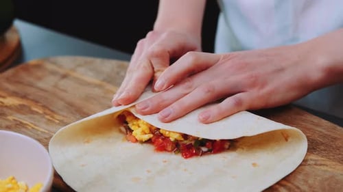 Eine Tortilla in die Küche einwickeln