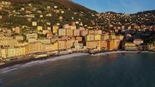 Colorido pueblo costero de Camogli, Liguria, Italia, con vista aérea de la playa