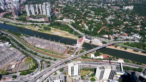 Famosa rodovia Pinheiros, no centro da cidade de São Paulo, Brasil.